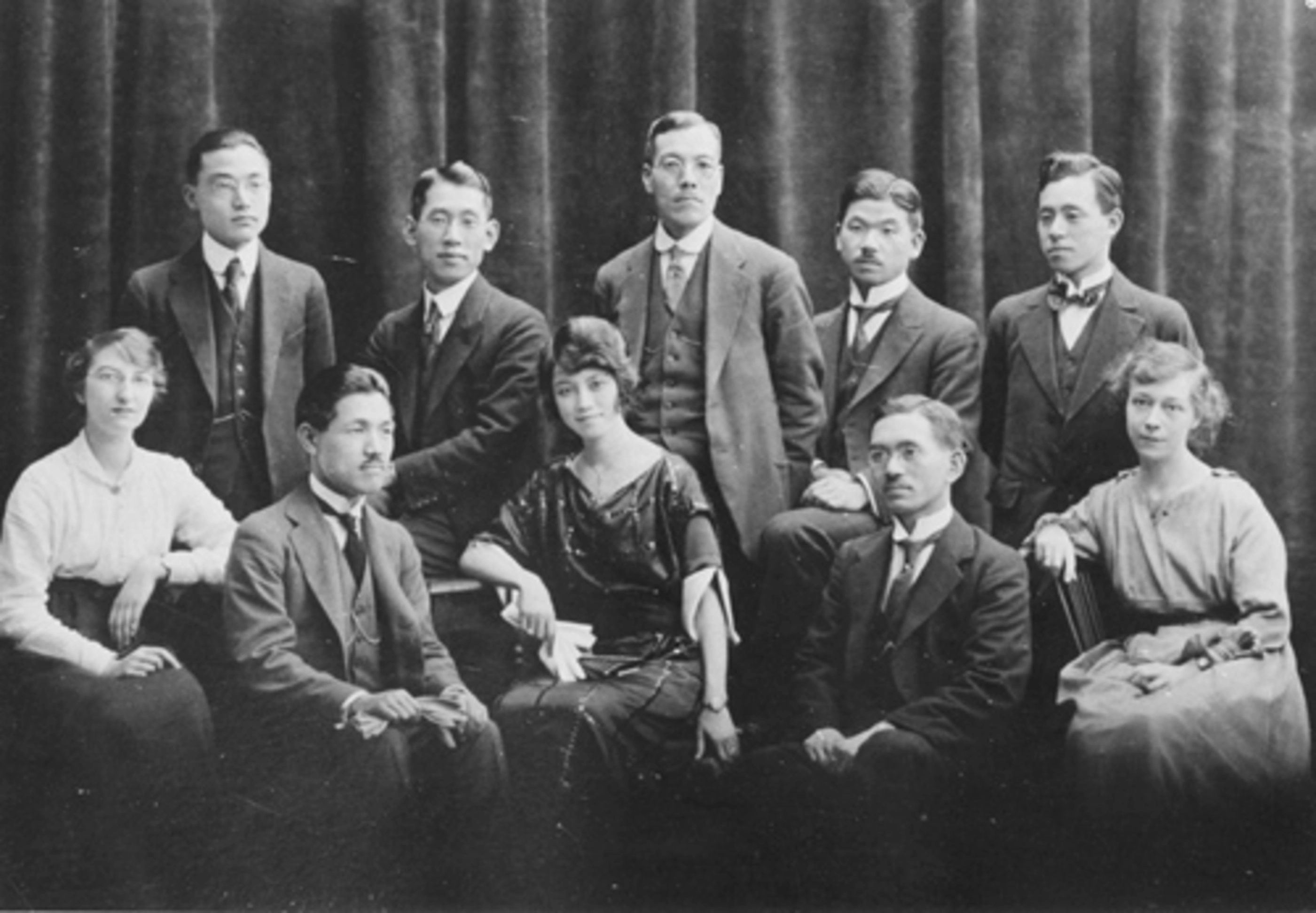 Employees assigned to the London office, around 1919 (Tokutaro Nagase second from left in front row)