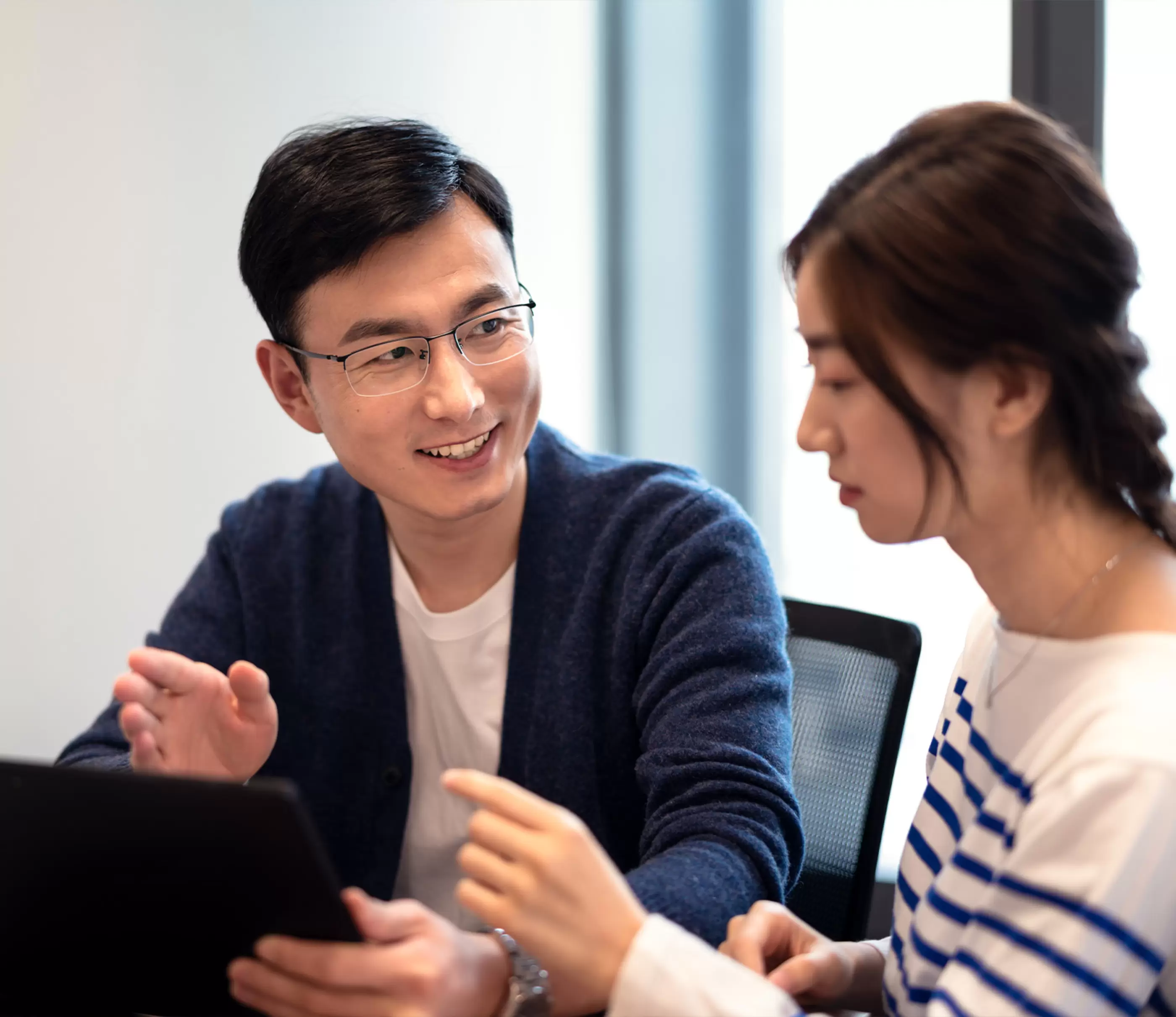 Business colleagues discuss business plans in the office. 