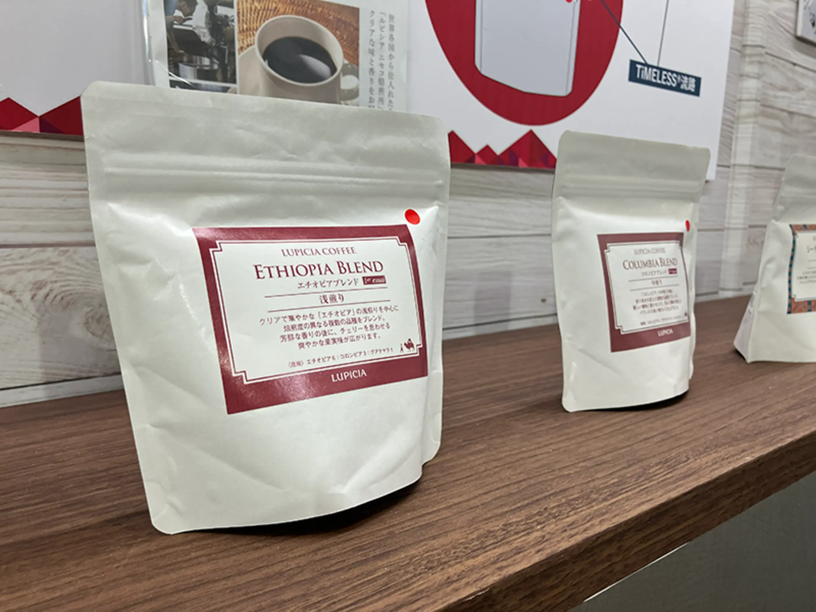食品の鮮度を保ちながら、包装コストとプラスチック使用量を削減することを目的として開発された『TiMELESS®』 独自の超音波溶着による微細シール加工技術を導入し、「バルブなしで脱気できる仕組み」を可能にした