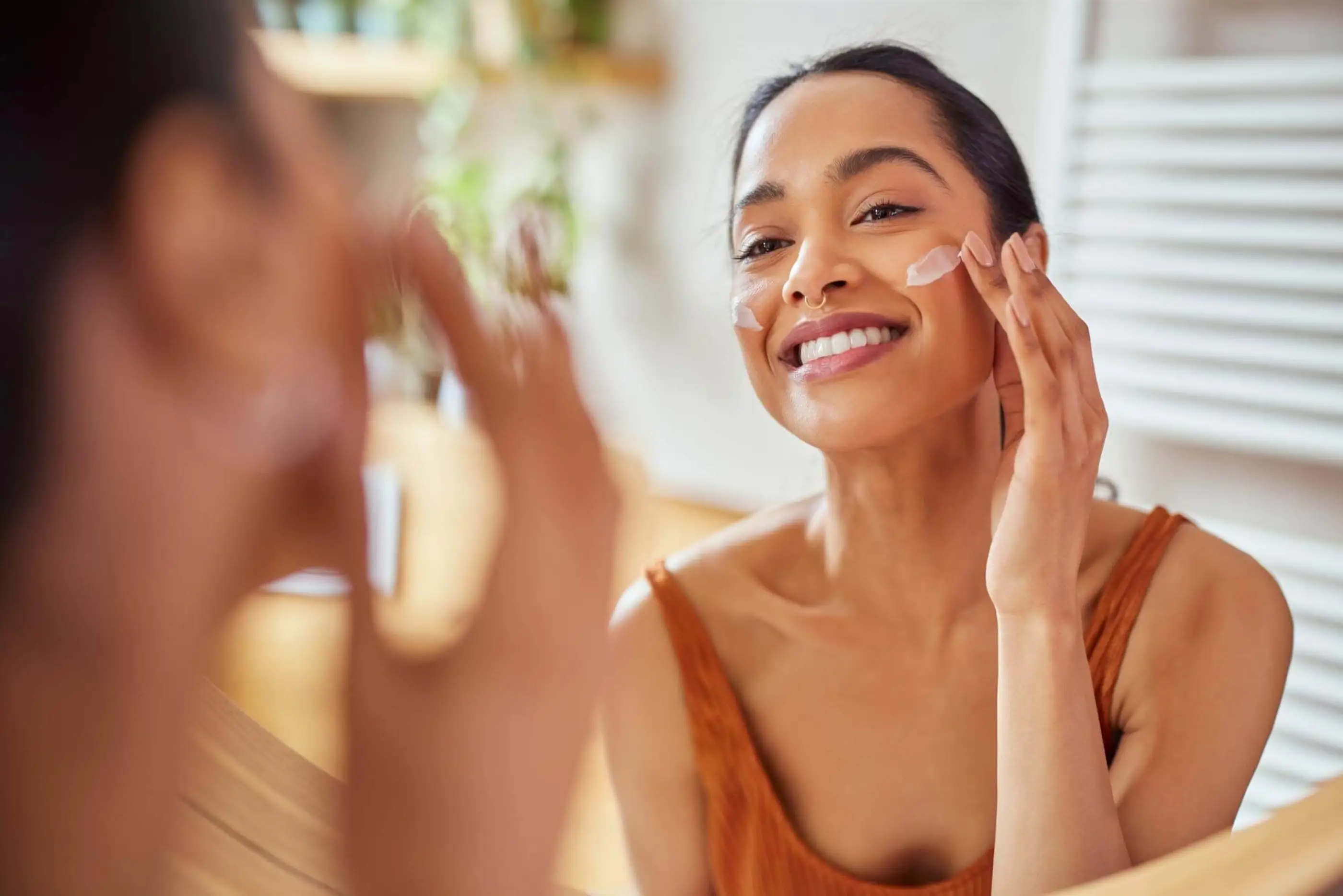 woman apply skincare