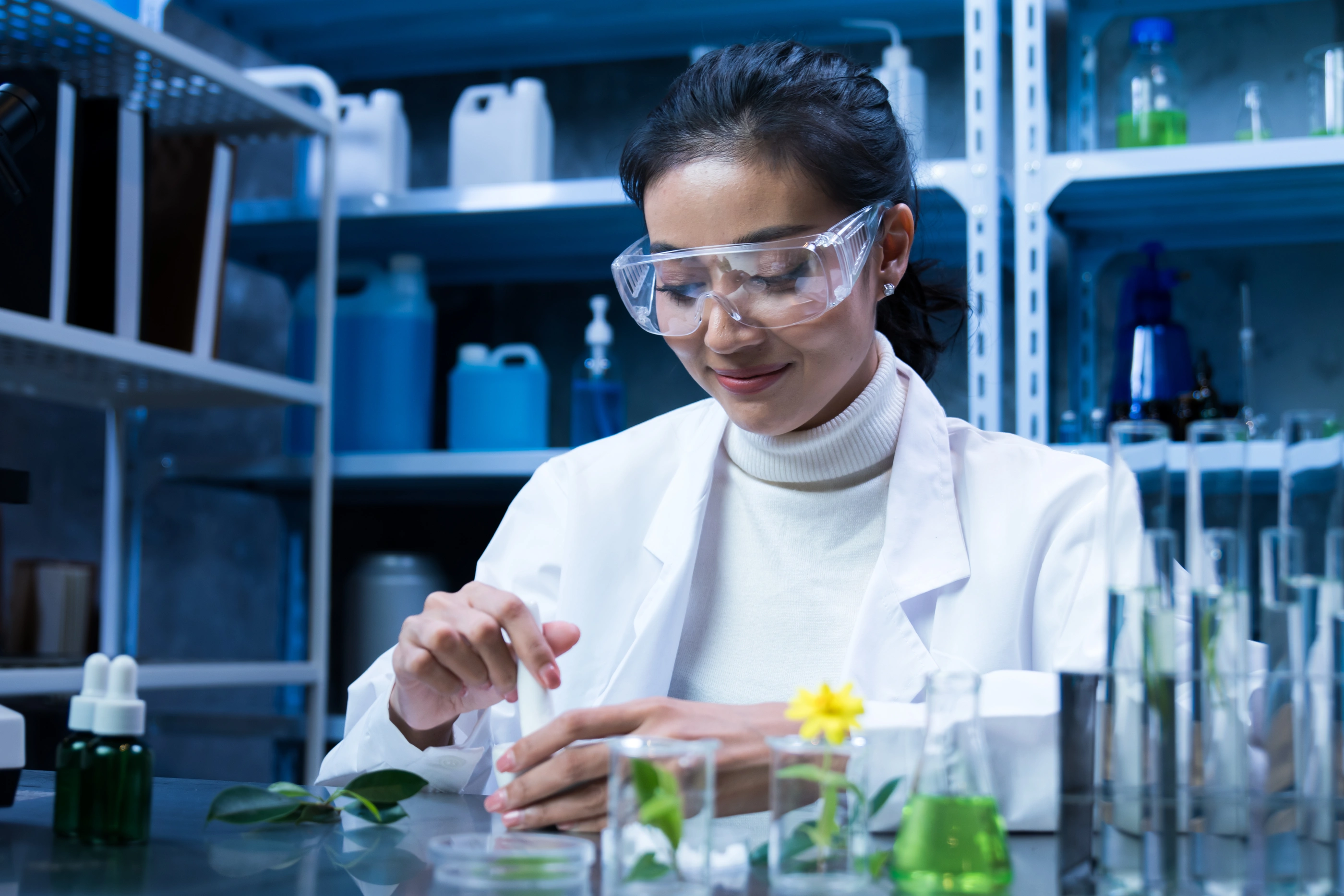 Researchers are researching organic herbal medicines in the laboratory, inventing natural health care products and developing natural nutrients.